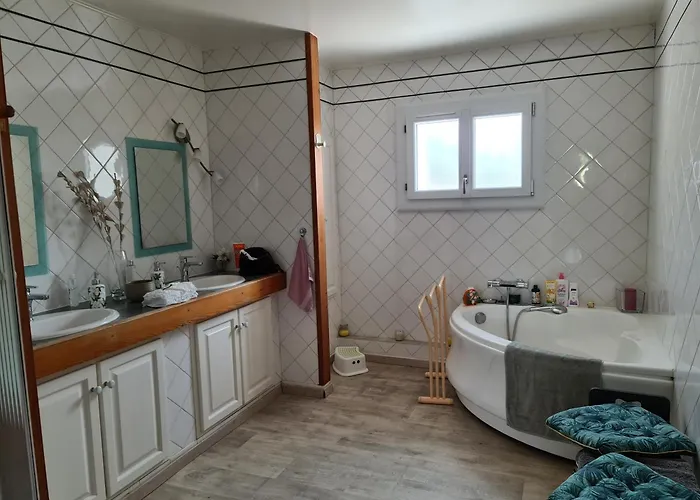 Maison De En Pierre Avec Piscine Nyaraló